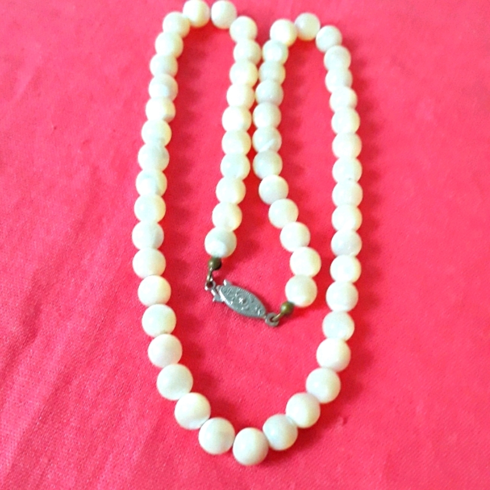 ❤❤ JAPAN  MILK GLASS WHITE BEADED NECKLACE